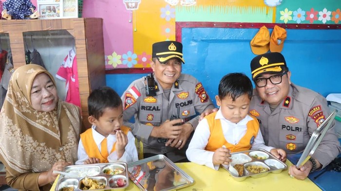 1762191353649-dapur-sppg-polres-kepulauan-meranti-perdana-mendistribusikan-mbg-keapda-84-anak-tk-bahayangkari-1762182216886_169