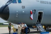 1762191412794-momen-prabowo-mandikan-pesawat-baru-dengan-air-kembang-serahkan-simbolis-ke-tni-au-1762146768634_43