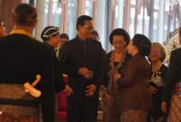 1762256354435-sri-sultan-hamengkubuwono-x-melayat-raja-paku-buwana-xiii-di-solo-1762249702412_169