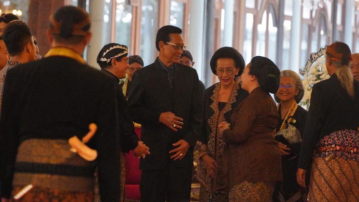 1762256354435-sri-sultan-hamengkubuwono-x-melayat-raja-paku-buwana-xiii-di-solo-1762249702412_169