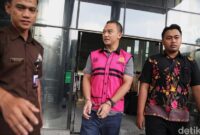 1762256537909-tersangka-korupsi-gading-ramadhan-joedo-diperiksa-di-gedung-kpk-1762247139560_169