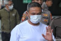 1762277552060-pakai-masker-gubernur-riau-abdul-wahid-tiba-di-gedung-kpk-usai-kena-ott-1762227394479_169