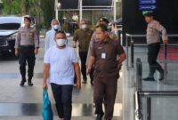 1762277589253-gubernur-riau-abdul-wahid-kaus-putih-adrialdetikcom-1762224110200_169