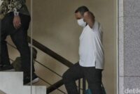 1762277599938-pakai-masker-gubernur-riau-abdul-wahid-tiba-di-gedung-kpk-usai-kena-ott-1762227394749_169