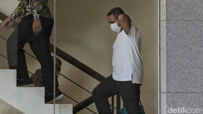 1762277599938-pakai-masker-gubernur-riau-abdul-wahid-tiba-di-gedung-kpk-usai-kena-ott-1762227394749_169