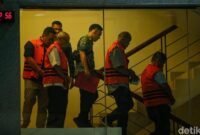 1762277616326-kpk-tahan-lima-tersangka-baru-kasus-korupsi-dana-pen-situbondo-1762269087943_169