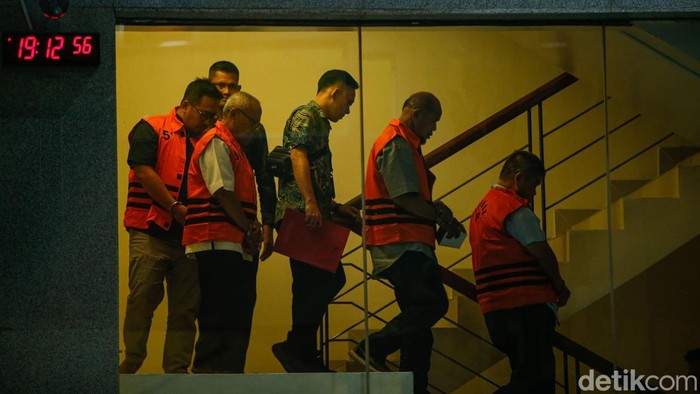 1762277616326-kpk-tahan-lima-tersangka-baru-kasus-korupsi-dana-pen-situbondo-1762269087943_169