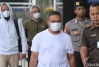 1762277627012-pakai-masker-gubernur-riau-abdul-wahid-tiba-di-gedung-kpk-usai-kena-ott-1762227394686_169