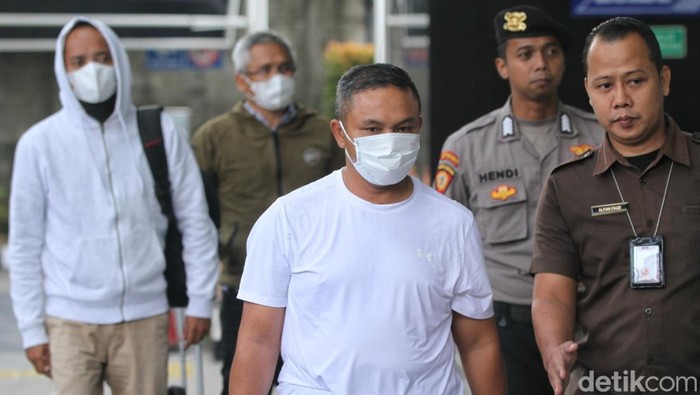 1762277627012-pakai-masker-gubernur-riau-abdul-wahid-tiba-di-gedung-kpk-usai-kena-ott-1762227394686_169