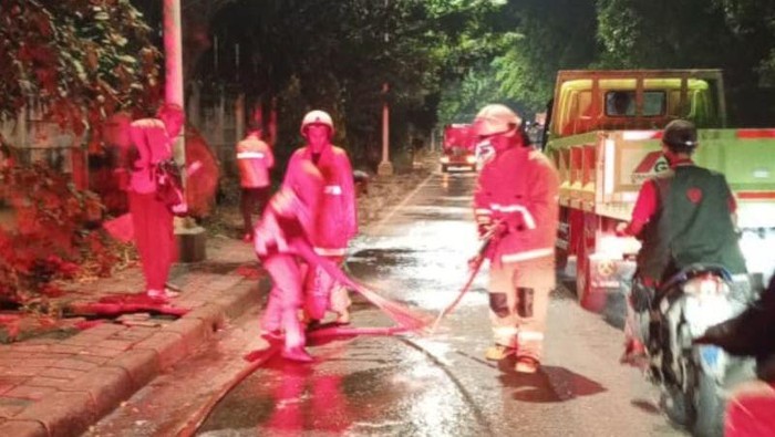 1762298359884-petugas-sudin-gulkarmat-melakukan-penanganan-oli-tumpah-di-jalan-pegangsaan-dua-yang-membuat-sejumlah-pengendara-sepeda-motor--1762291813927_169