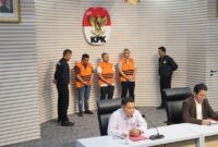 1762364035216-kpk-gelar-konferensi-pers-kasus-gubernur-riau-adrialdetikcom-1762330568826_169