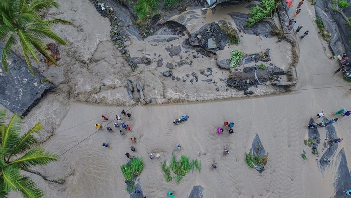 1762364078728-lahar-hujan-gunung-semeru-meluap-ratusan-warga-lumajang-terisolasi-1762348874215_169