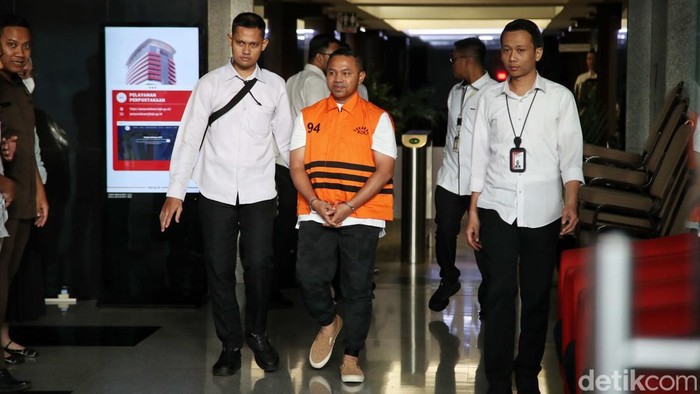 1762364181602-langkah-gubernur-riau-menuju-mobil-tahanan-usai-ditetapkan-tersangka-1762338291165_169