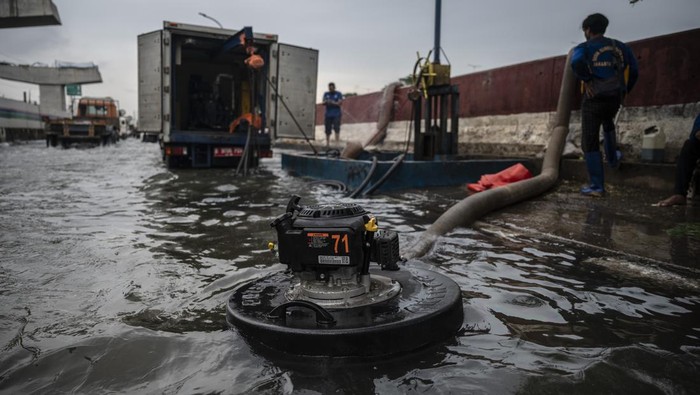1762407492966-bingkai-sepekan-jakarta-utara-terkepung-banjir-rob-2_169