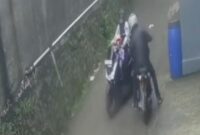 1762407503710-seorang-ibu-yang-membonceng-anaknya-dijambret-di-kali-suren-tahurhalang-kabupaten-bogor-keduanya-sempat-tersungkur-akibat-tasn-1762405563984_169