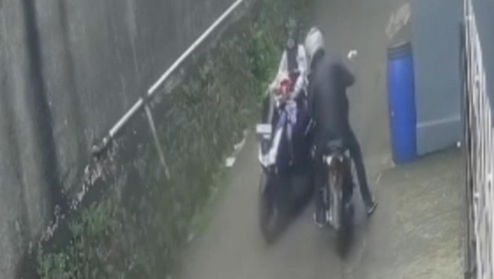 1762407503710-seorang-ibu-yang-membonceng-anaknya-dijambret-di-kali-suren-tahurhalang-kabupaten-bogor-keduanya-sempat-tersungkur-akibat-tasn-1762405563984_169