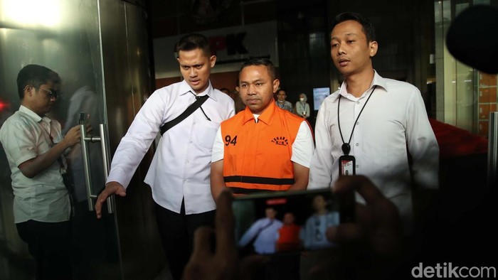 1762407536100-langkah-gubernur-riau-menuju-mobil-tahanan-usai-ditetapkan-tersangka-1762338291217_169