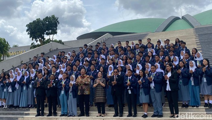 1762407546972-pimpinan-dpr-ri-1762405342828_169