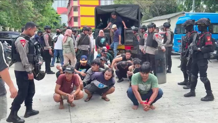 1762407697476-peredaran-narkoba-masih-terjadi-di-kampung-bahari-jakut-bnn-bersama-brimob-polda-metro-jaya-menggerebek-kampung-bahari-sebagai-1762403300803_169