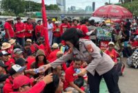 1762429309483-polwan-polda-metro-jaya-turun-membagikan-air-mineral-dan-roti-kepada-massa-buruh-yang-demo-di-dpr-kamis-6112025-1762424482449_169