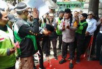 1762429362817-polres-serang-bangun-poskamling-warung-ojol-1762423360860_169