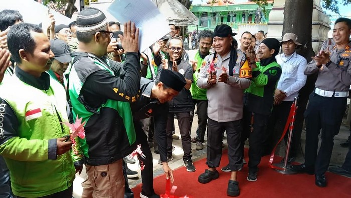 1762429362817-polres-serang-bangun-poskamling-warung-ojol-1762423360860_169