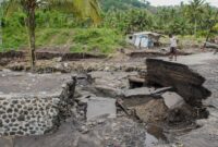 1762450468285-lahar-hujan-semeru-terjang-gondoruso-akses-warga-lumpuh-1762424994615_169