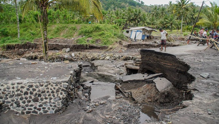 1762450468285-lahar-hujan-semeru-terjang-gondoruso-akses-warga-lumpuh-1762424994615_169