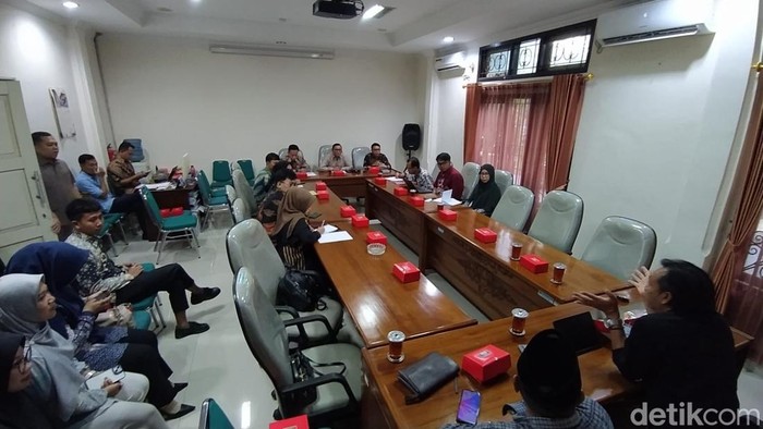 1762450608341-perwakilan-paguyuban-non-asn-mendatangi-dprd-kabupaten-magelang-kamis-6112025-1762430095981_169