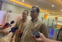 1762471145629-kuasa-hukum-erick-thohir-ifdhal-kasim-di-gedung-bareskrim-polri-azhardetikcom_169