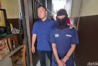 1762471189785-tersangka-pencabulan-saat-dihadirkan-di-mapolres-kendal-kamis-6112025-1762423986445_169