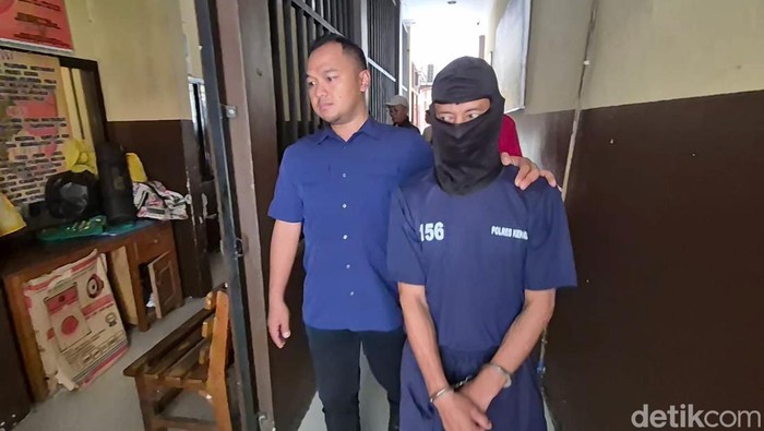 1762471189785-tersangka-pencabulan-saat-dihadirkan-di-mapolres-kendal-kamis-6112025-1762423986445_169