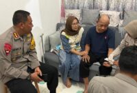 1762471211216-dansat-brimob-polda-metro-jaya-kombes-henik-maryanto-menjenguk-anggota-sakit-menahun-dokistimewa-1762453311293_169