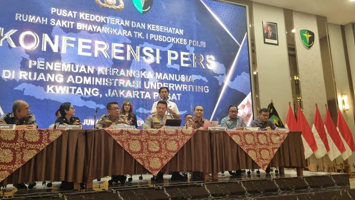 1762494135243-konferensi-pers-di-rs-polri-taufiqdetikcom-1762491427102_169
