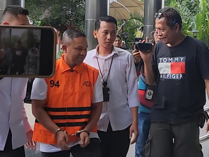 1762494184117-gubernur-riau-abdul-wahid-ditahan-kpk-adrialdetikcom-1762326109986_43