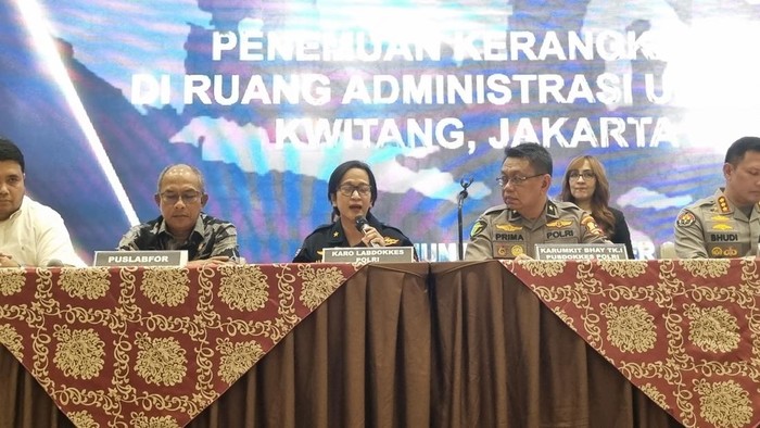 1762494233245-konferensi-pers-di-rs-polri-taufiqdetikcom-1762488937551_169