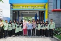 1762494287406-kapolri-ketua-komisi-iv-dpr-tinjau-smp-kemala-bhayangkari-di-jateng-dok-polri-1762484745590_43