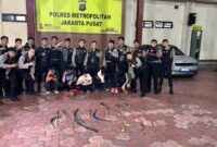 1762515409783-polisi-amankan-5-pemuda-dan-8-senjata-tajam-di-johar-baru-saat-patroli-dok-ist-1762513085668_169