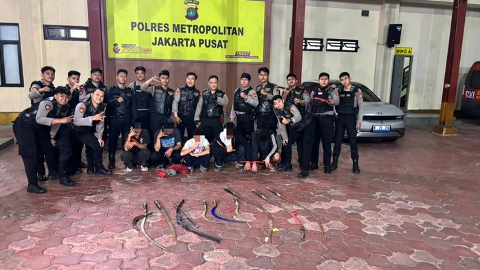 1762515409783-polisi-amankan-5-pemuda-dan-8-senjata-tajam-di-johar-baru-saat-patroli-dok-ist-1762513085668_169