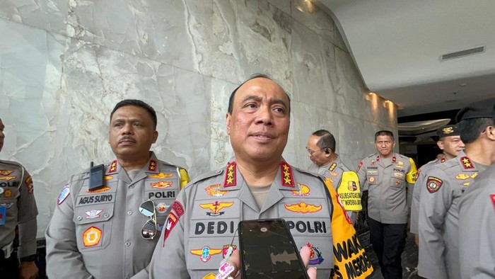 1762515435348-wakapolri-komjen-dedi-prasetyo-depan-rumondangdetikcom-1755332061501_169