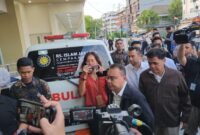 1762515493868-dasco-jenguk-korban-ledakan-sman-72-jakarta-adrialdetikcom-1762511895641_169