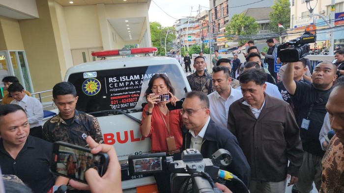 1762515493868-dasco-jenguk-korban-ledakan-sman-72-jakarta-adrialdetikcom-1762511895641_169