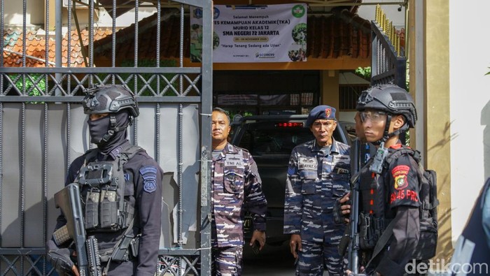 1762515529864-sman-72-kelapa-gading-dijaga-ketat-usai-ledakan-1762503096290_169