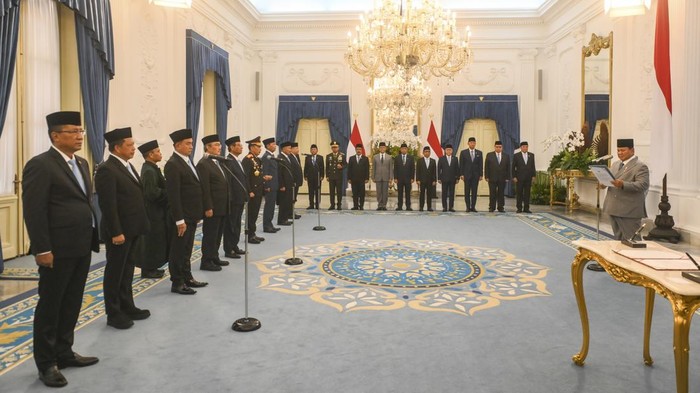 1762536734274-presiden-prabowo-lantik-10-anggota-komisi-percepatan-reformasi-polri-1762521898379_169