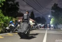 1762536772168-polisi-telah-menyelesaikan-olah-tkp-ledakan-di-sman-72-jakarta-tim-gegana-membawa-koper-besar-taufiq-sdetikcom-1762529114789_169