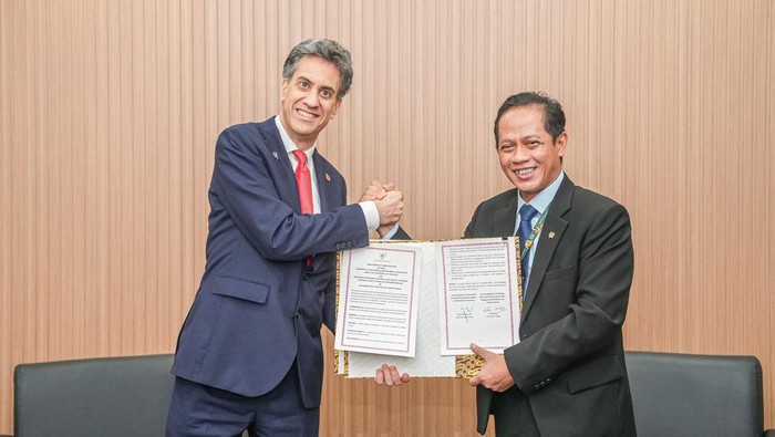 1762557539516-menteri-lh-hanif-faisol-nurofiq-meneken-mou-terkait-perubahan-iklim-dengan-inggris-di-belem-brasil-1762551310393_169