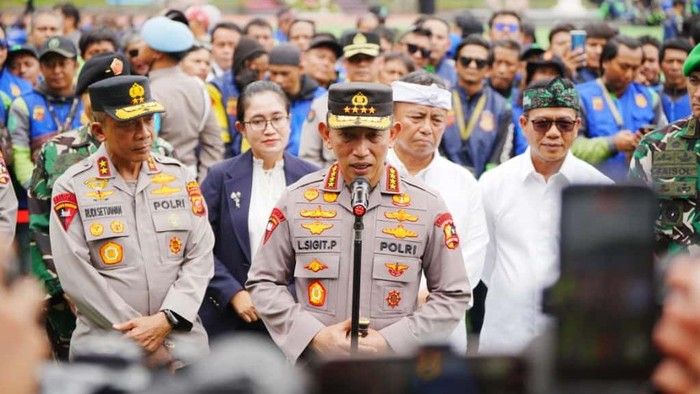 1762579799378-kapolri-jenderal-sigit-prabowo-mengecek-kesiapan-polda-jabar-dan-stakeholder-terkait-dalam-menghadapi-bencana-alam-dokpolri-1762577718669_169