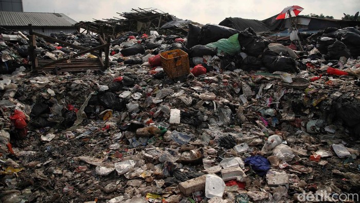 1762579824084-jorok-sampah-menumpuk-di-joglo-timbulkan-bau-menyengat_169