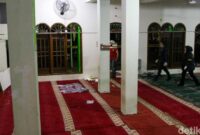 1762579976516-tim-gegana-dan-jibom-polri-sisir-masjid-sman-72-usai-ledakan-1762517568643_169