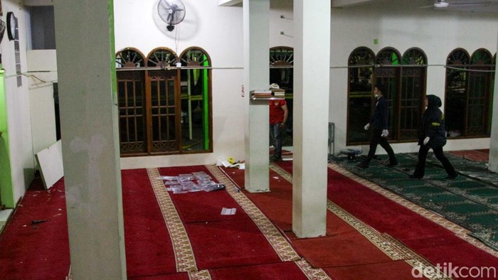 1762579976516-tim-gegana-dan-jibom-polri-sisir-masjid-sman-72-usai-ledakan-1762517568643_169